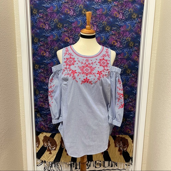 🌈 Beautiful Embroidered flowers top - Picture 2 of 12